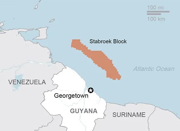 <em>El mapa muestra el Bloque Stabroek, un yacimiento de petróleo y gas frente a la costa de Guyana. Venezuela ha reclamado durante mucho tiempo la región guyanesa del Esequibo, de 157,000 kilómetros cuadrados, a pesar de un fallo del Convenio de París de 1899 mediado por Estados Unidos. (Ilustración de The Epoch Times)</em>