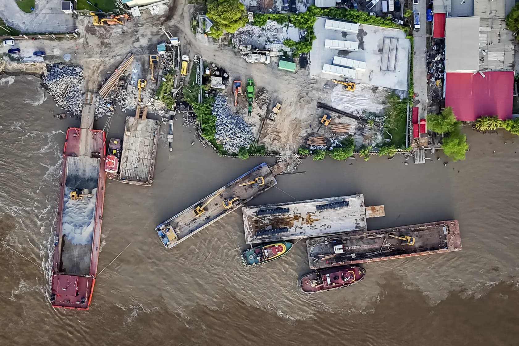 <em>Vista aérea de barcos con maquinaria en el río Demerara en Georgetown, Guyana, el 29 de agosto de 2025. Estados Unidos estableció dos bases en la antigua Guayana Británica: una base aeronaval en Makouria, a 32 kilómetros de Georgetown, y una base aérea a unos 40 kilómetros al sur de Georgetown, a orillas del río Demerara. (Joaquín Sarmiento/AFP vía Getty Images)</em>