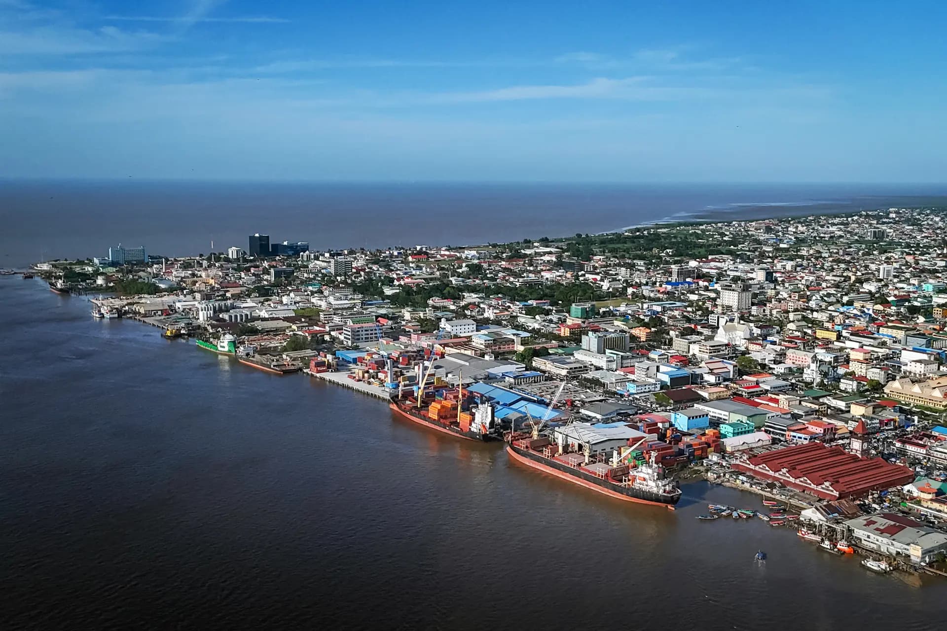 <em>Vista aérea muestra el Mercado de Stabroek en Georgetown, Guyana, el 2 de septiembre de 2025. Una delegación estadounidense se reunió con el presidente guyanés Irfaan Ali el 9 de diciembre de 2025 y regresó a Washington con un acuerdo para ampliar la cooperación militar entre ambos países. (Joaquín Sarmiento/AFP vía Getty Images)</em>