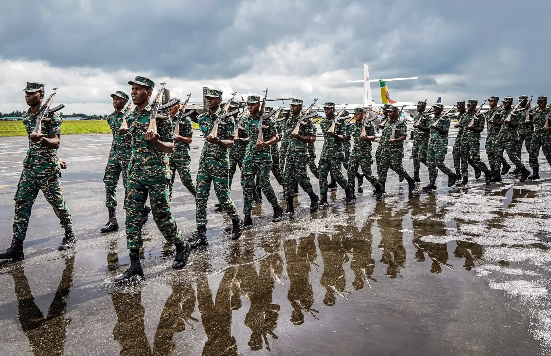 <em>Soldados del ejército guyanés portando fusiles AK-47 de 7,62 mm, de fabricación rusa, marchan durante ejercicios militares conjuntos con tropas del Comando Sur de EE. UU. en el Campamento Stephenson en Timehri, Guyana, el 26 de julio de 2023. (Keno George/AFP vía Getty Images)</em>