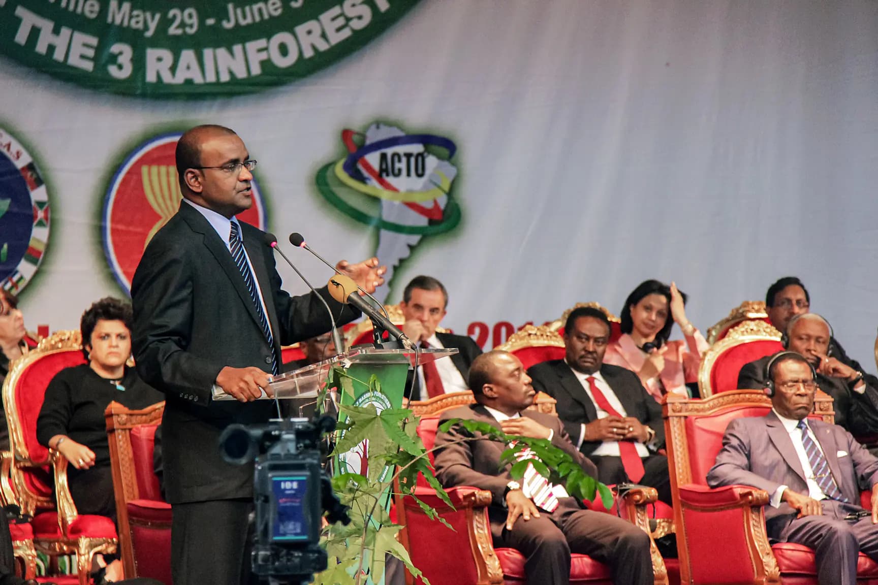 <em>El actual vicepresidente guyanés, Bharrat Jagdeo, pronuncia un discurso durante el último día de una cumbre en Brazzaville, República del Congo, el 3 de junio de 2011. En una conferencia de prensa del 19 de diciembre de 2025 Jagdeo no respondió sobre las fuerzas estadounidenses que operan desde Guyana ni sobre si se reanudó la conversación sobre el establecimiento de bases militares estadounidenses allí. (Guy-Gervais Kitina/AFP vía Getty Images)</em>
