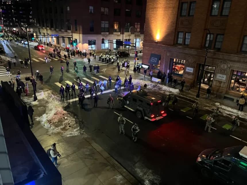 Las fuerzas del orden rodearon a los manifestantes anti-ICE en el centro de Minneapolis el 9 de enero de 2026, y exigieron que se dispersaran o serían arrestados. (Jacki Thrapp/The Epoch Times)