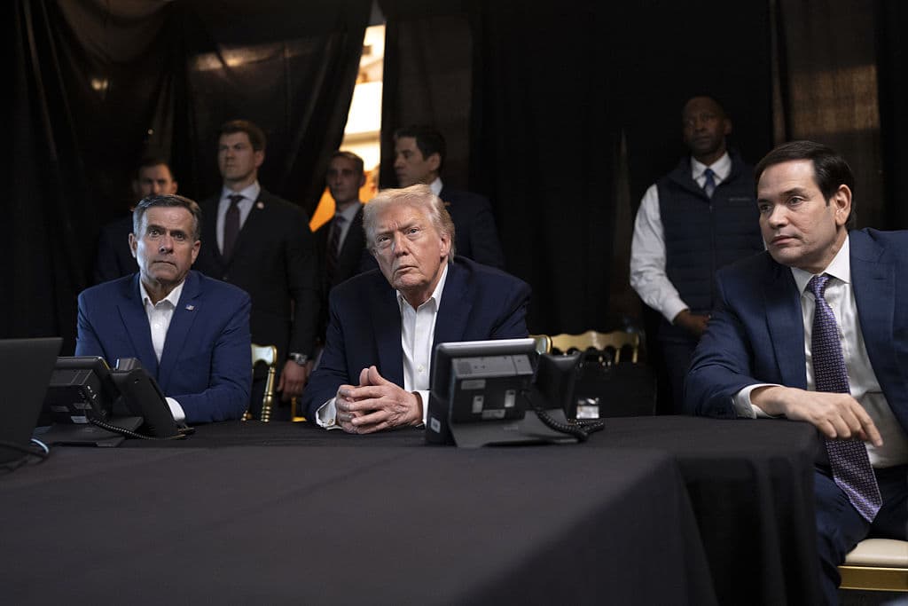 <em>El presidente de los Estados Unidos, Donald Trump, el director de la CIA, John Ratcliffe (izquierda), y el secretario de Estado, Marco Rubio, supervisan las operaciones militares estadounidenses en Venezuela desde el club Mar-a-Lago de Trump el 3 de enero de 2026 en Palm Beach, Florida. (Molly Riley/La Casa Blanca a través de Getty Images)</em>