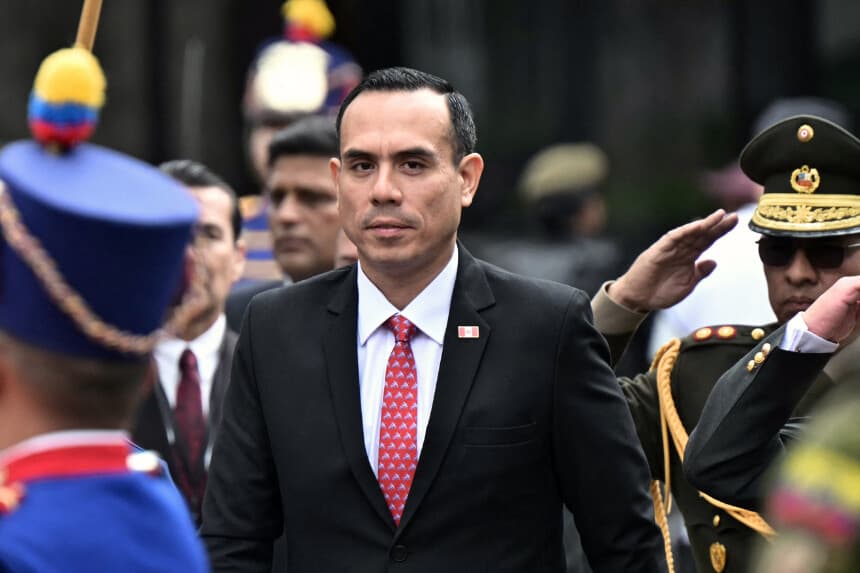 <em>El presidente de Perú, José Jeri (C), pasa revista a la guardia de honor a su llegada al Monumento a la Independencia de la Plaza Grande de Quito, el 12 de diciembre de 2025. (Rodrigo BUENDIA / AFP vía Getty Images)</em>