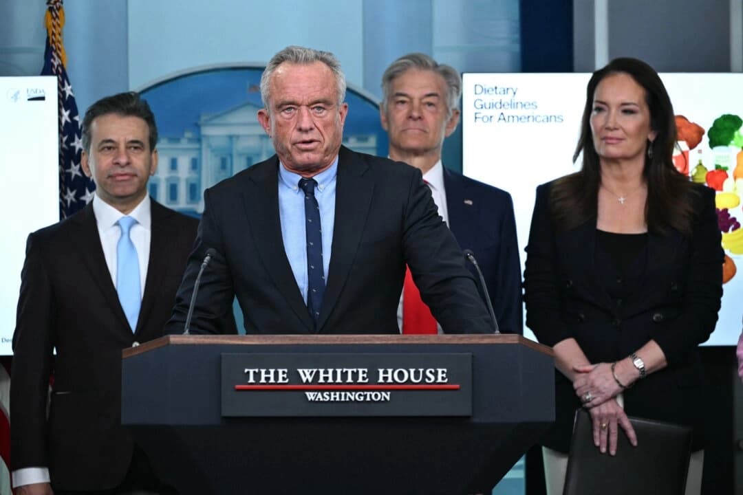 El secretario de Salud, Robert F. Kennedy Jr., flanqueado por el comisionado de la Administración de Alimentos y Medicamentos, el Dr. Marty Makary, el Dr. Mehmet Oz, de los Centros de Servicios de Medicare y Medicaid, y la secretaria de Agricultura, Brooke Rollins, anuncian nuevas directrices dietéticas en Washington el 7 de enero de 2026. Mandel Ngan/AFP a través de Getty Images
