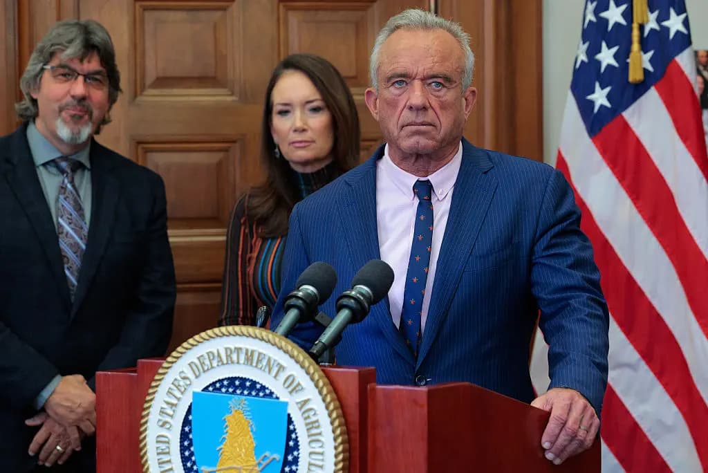 El secretario de Salud y Servicios Humanos de EE. UU., Robert F. Kennedy Jr., junto con la secretaria de Agricultura de EE. UU., Brooke Rollins, y el agricultor californiano Blake Alexander (izquierda), durante el anuncio de un programa piloto de 700 millones de dólares para apoyar la agricultura regenerativa en el Departamento de Agricultura en Washington, el 10 de diciembre de 2025. Chip Somodevilla/Getty Images