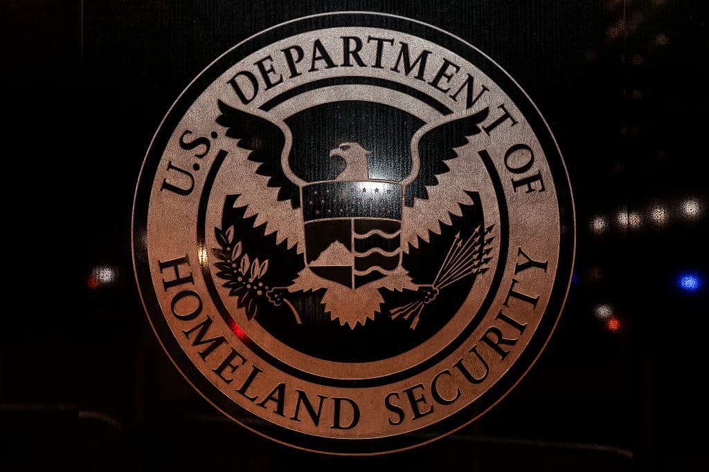 La administración Trump demanda por $941,000 a mujer que se le ordenó autodeportarse pero no se fue