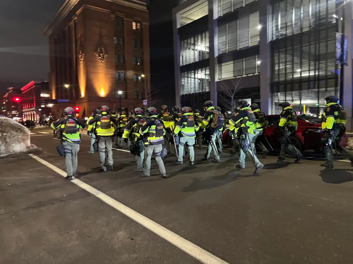 <em>Varias agencias del orden acudieron al centro de Minneapolis el 9 de enero después de que manifestantes alborotadores intentaran irrumpir en hoteles donde sospechaban que se alojaban agentes de ICE. (Jacki Thrapp/The Epoch Times)</em>