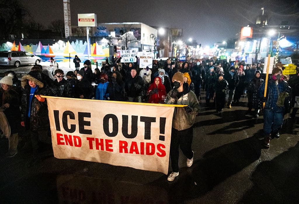 <em>Manifestación tras el asesinato de Renee Nicole Good el 8 de enero de 2026 en Minneapolis, Minnesota. Según funcionarios federales, un agente del ICE disparó y mató a Good durante un enfrentamiento ayer en el sur de Minneapolis. (Foto de Stephen Maturen/Getty Images)</em>