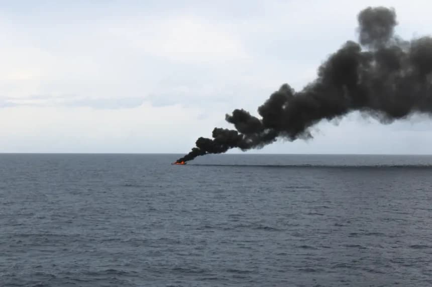 Una embarcación de contrabando de drogas arde el día después de que la tripulación del guardacostas Cutter Diligence (WMEC 616) abriera fuego contra ella en el Mar Caribe, el 7 de septiembre de 2025. Guardia Costera de los EE. UU.