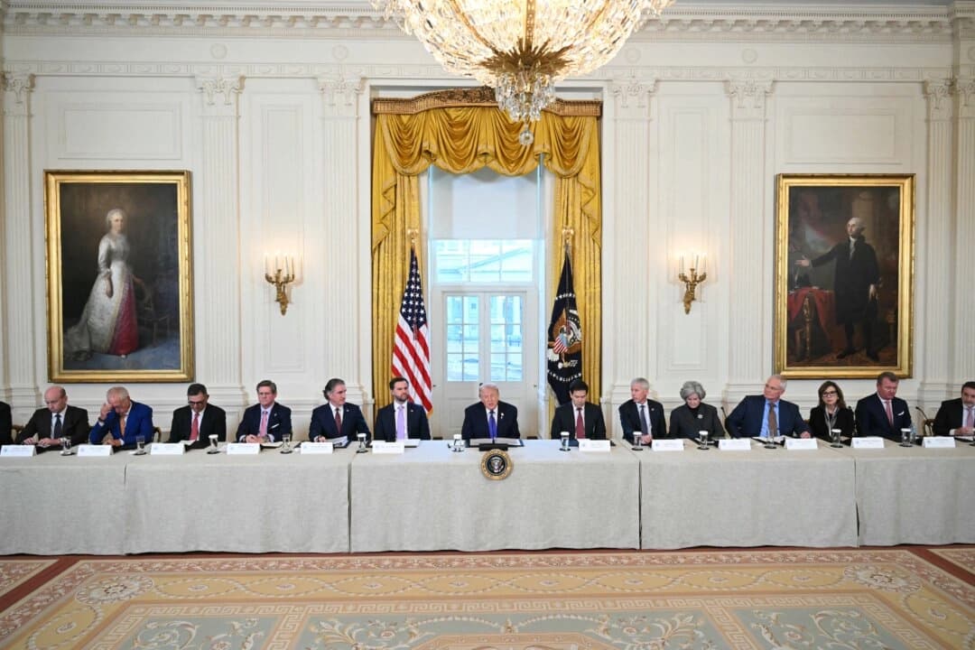 <em>El presidente Donald Trump (centro) habla durante una reunión con ejecutivos de compañías petroleras estadounidenses en la Sala Este de la Casa Blanca en Washington el 9 de enero de 2026. (Saul Loeb/AFP)</em>
