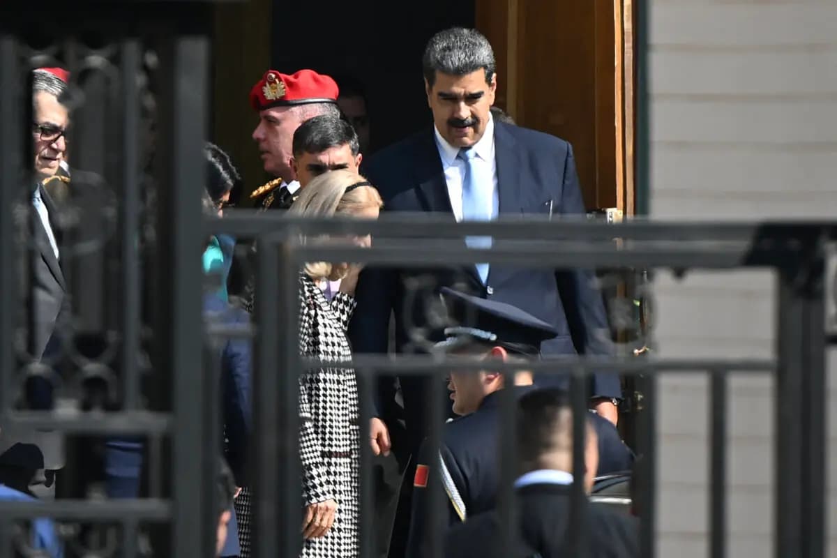 <em>El presidente venezolano, Nicolás Maduro (centro), sale de la embajada de su país en Beijing el 14 de septiembre de 2023, durante su visita a China para reunirse con líderes del Partido Comunista Chino. (Pedro Pardo/AFP vía Getty Images)</em>