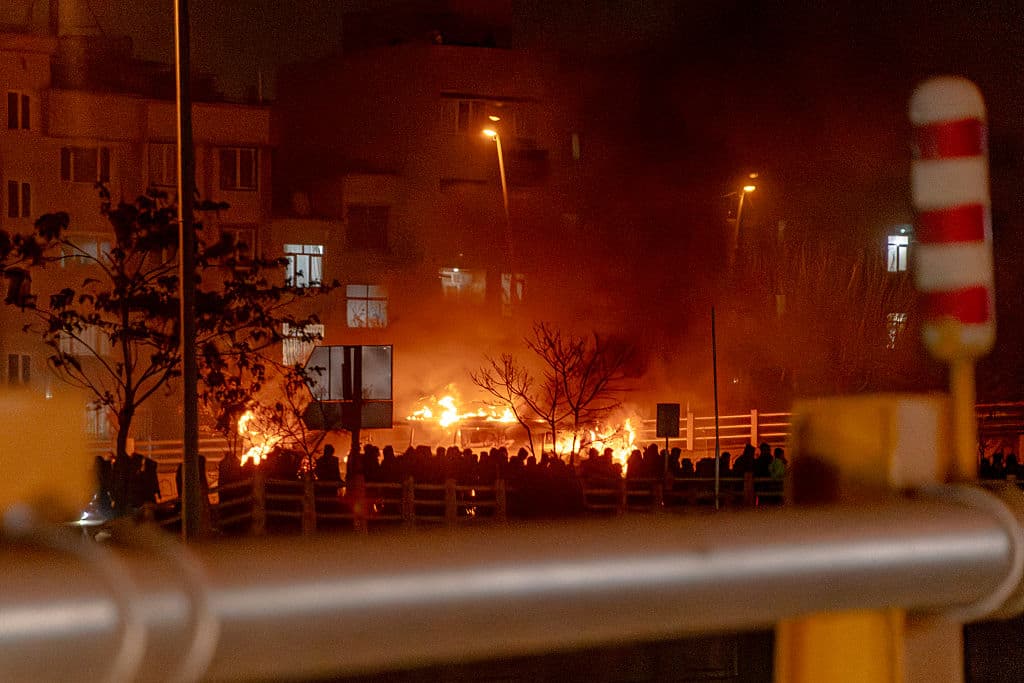 <em>Iraníes se congregan mientras bloquean una calle durante una protesta en Teherán, Irán, el 9 de enero de 2026. (Foto de Khoshiran / Middle East Images / AFP vía Getty Images)</em>