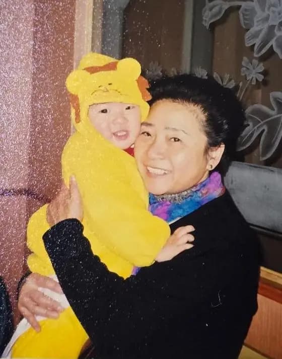 <em>Kathy Wu a su corta edad con su abuela materna. (Cortesía de Rui Jun.)</em>