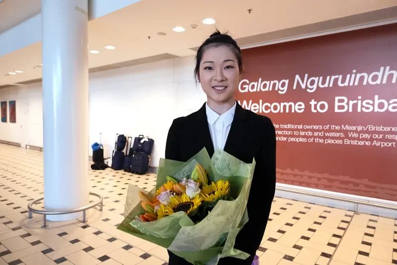 <em>Kathy Wu llega con Shen Yun Performing Arts al Aeropuerto Internacional de Birsbane en Queensland, Australia, el 19 de febrero de 2024. (Lai Nianzhen/The Epoch Times)</em>
