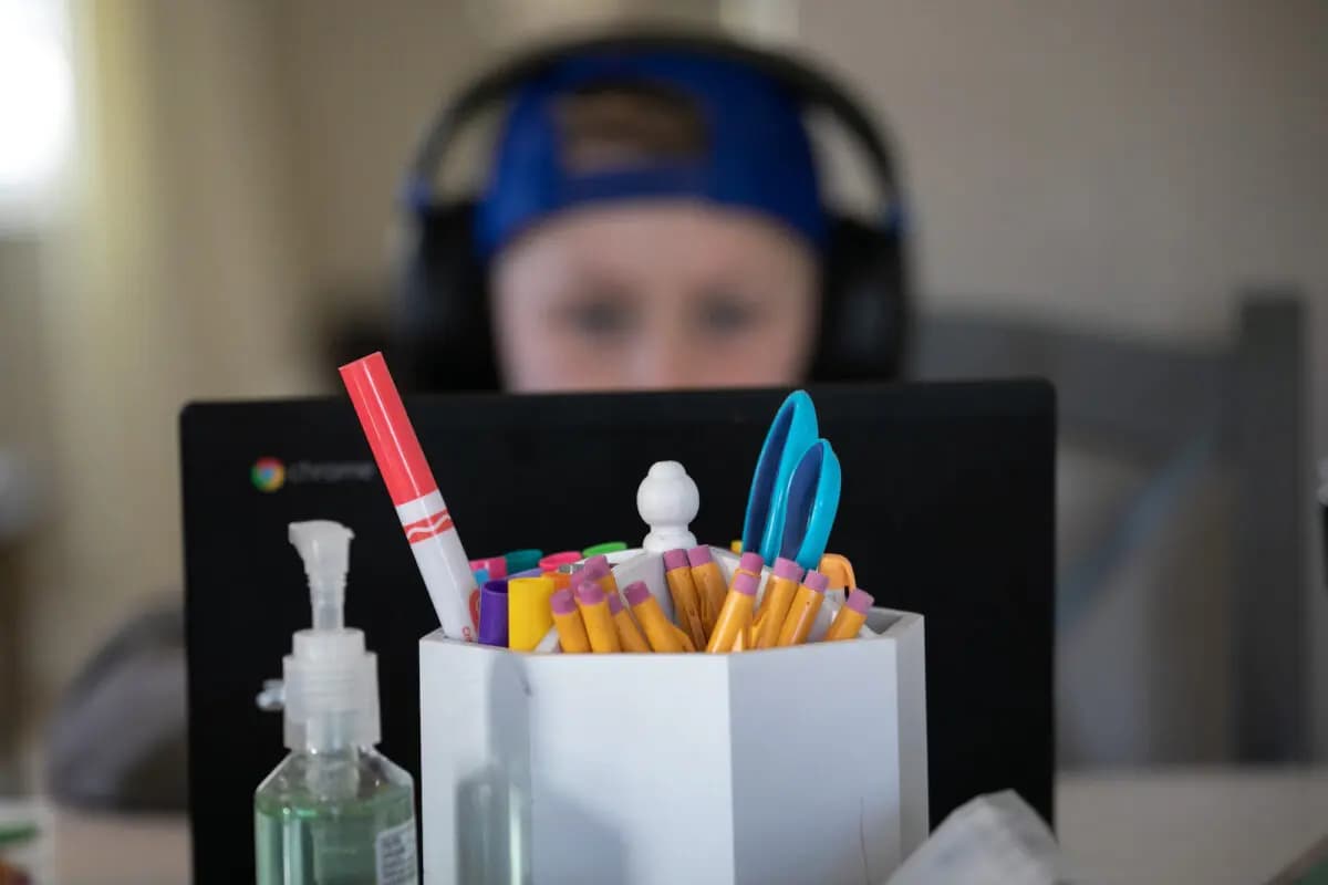 Un estudiante trabaja en un proyecto en New Rochelle, Nueva York, el 18 de marzo de 2020. (John Moore/Getty Images)