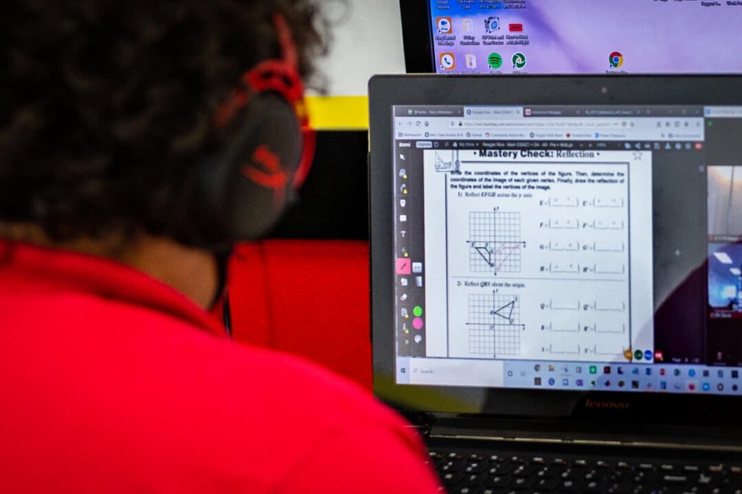 Un niño trabaja con un tutor de matemáticas en Laguna Niguel, California, el 12 de mayo de 2021. (John Fredricks/The Epoch Times)
