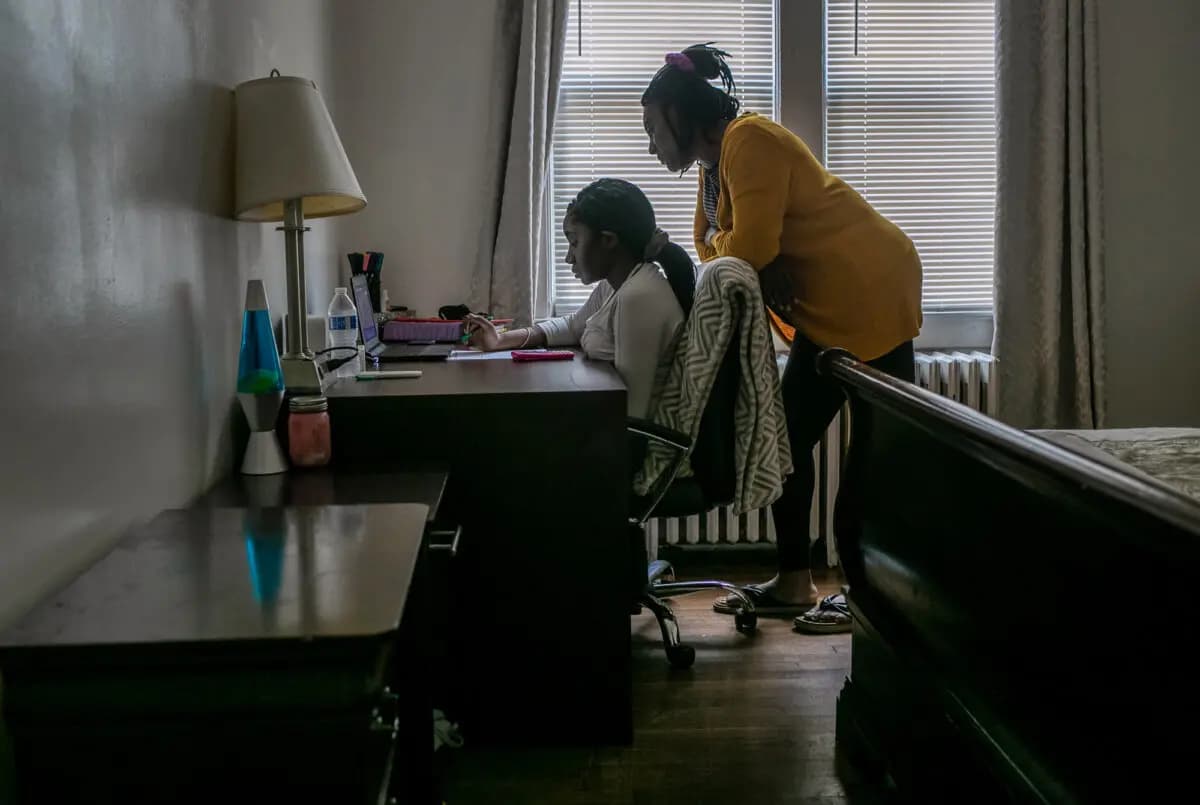 Una estudiante participa en la enseñanza a distancia en un Chromebook con la ayuda de su madre en Stamford, Connecticut, el 28 de octubre de 2020. (John Moore/Getty Images)