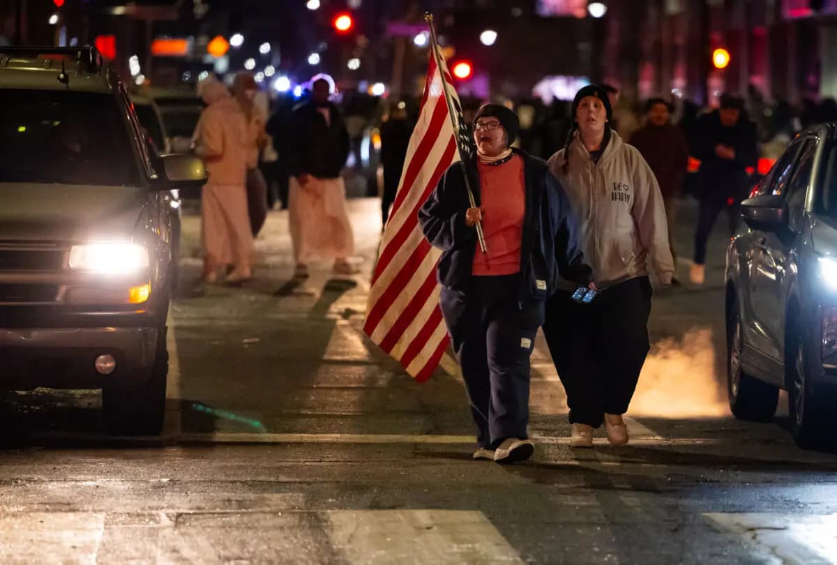 Manifestantes contra las operaciones del Servicio de Inmigración y Control de Aduanas caminan por una calle de Minneapolis, el 9 de enero de 2026. (John Fredricks/The Epoch Times)