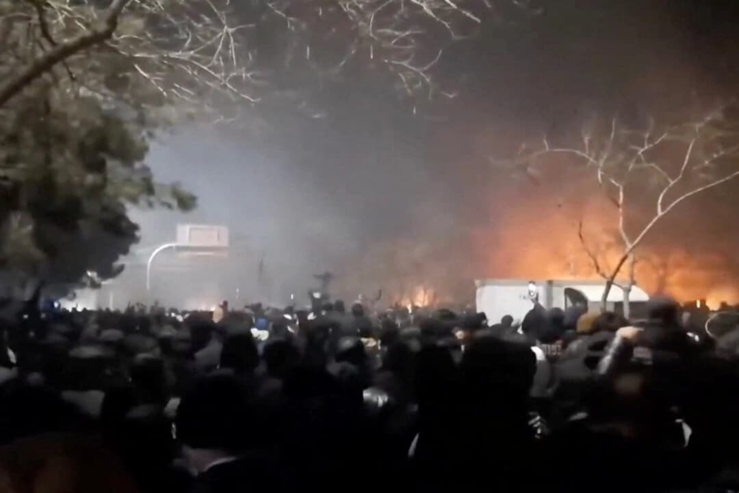 El humo se eleva mientras los manifestantes se reúnen en medio de los disturbios antigubernamentales en la autopista Vakilabad en Mashhad, provincia de Razavi Khorasan, Irán, publicado el 10 de enero de 2026, en esta captura de pantalla obtenida de un video de redes sociales. (Redes sociales/vía Reuters)