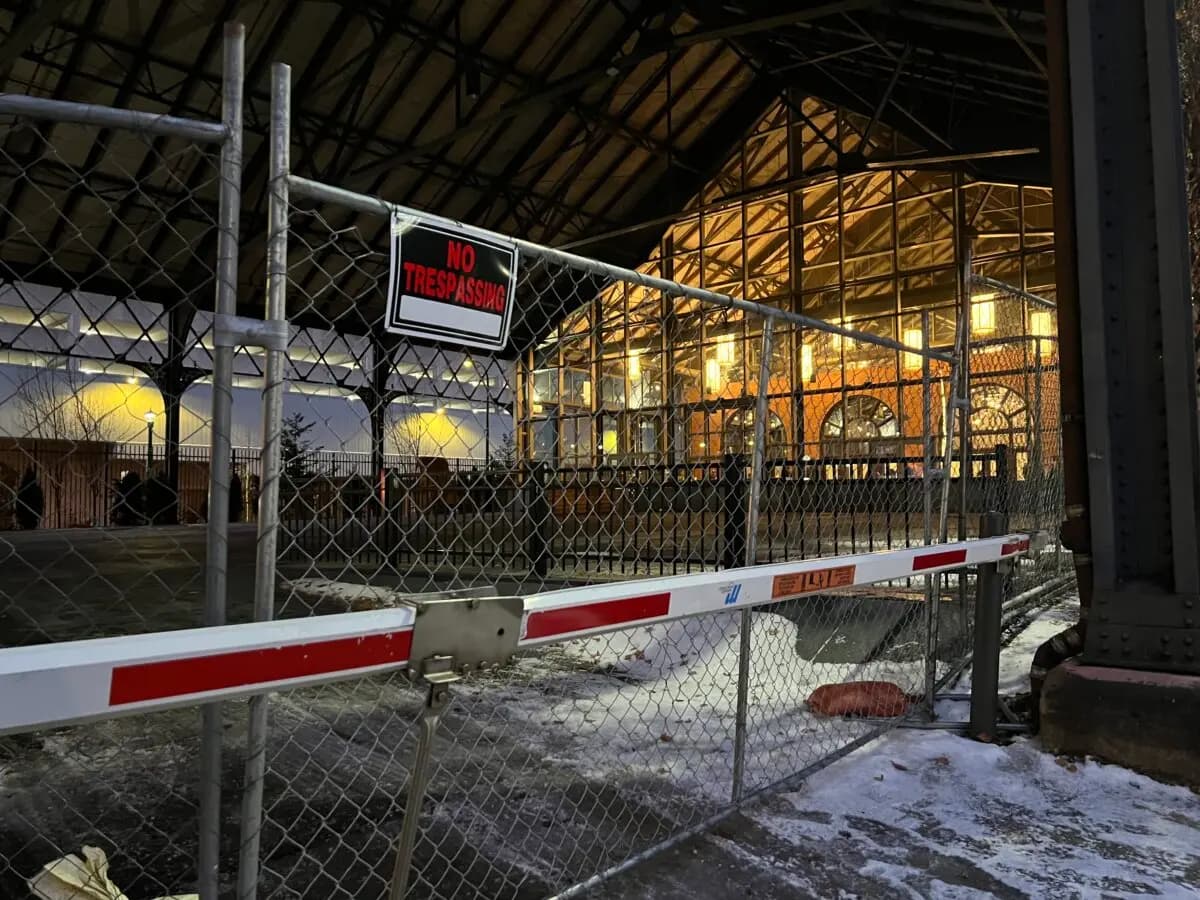 El 10 de enero de 2026 se colocaron vallas y carteles de "prohibido el paso" fuera del Hotel Depot Renaissance en Minneapolis. (Jacki Thrapp/The Epoch Times)