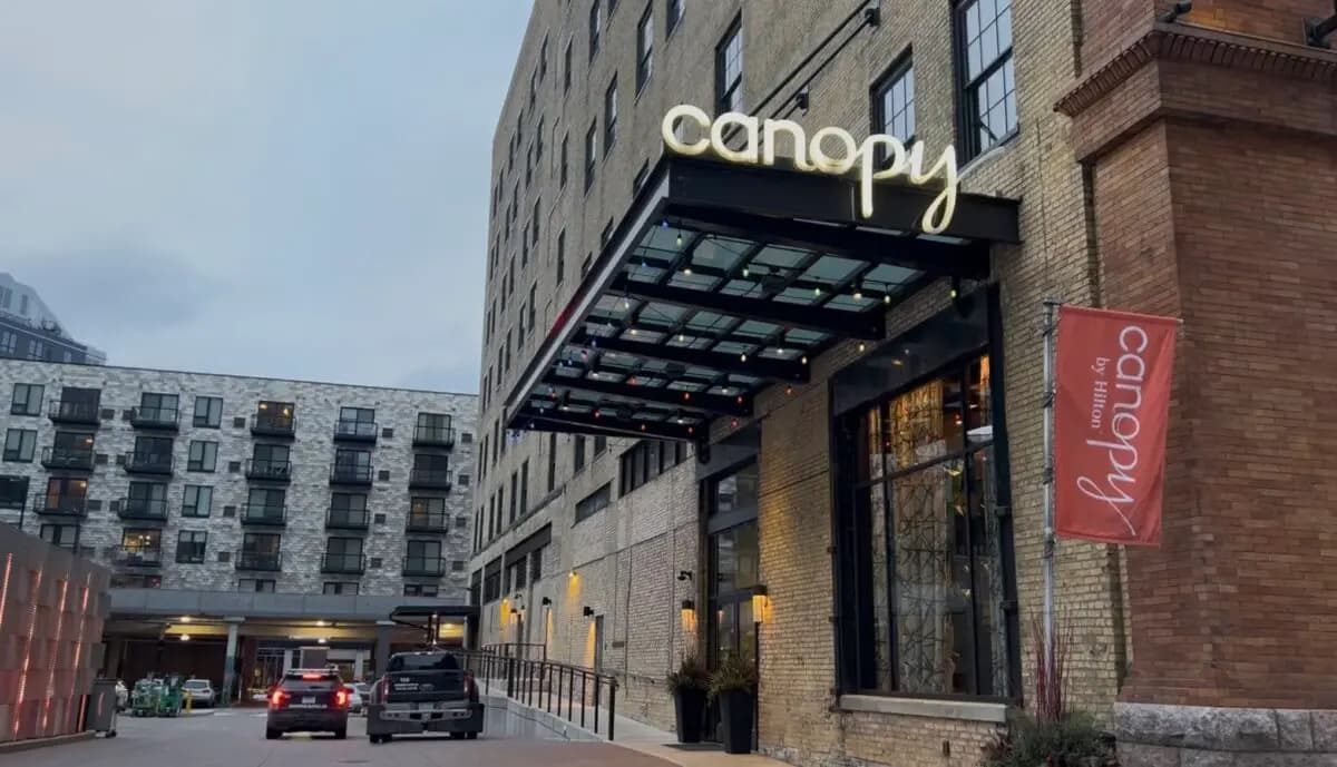 Un empleado del hotel Canopy dijo a The Epoch Times que se sintió como si estuviera en una película de terror cuando los manifestantes contra el ICE intentaron irrumpir en el edificio en Minneapolis el 9 de enero de 2026. (Jacki Thrapp/The Epoch Times)