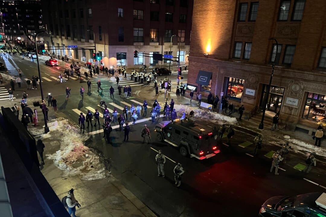 Las fuerzas del orden rodean a los manifestantes contra el ICE y les exigen que se dispersen o serán arrestados, en el centro de Minneapolis, el 9 de enero de 2026. (Jacki Thrapp/The Epoch Times)