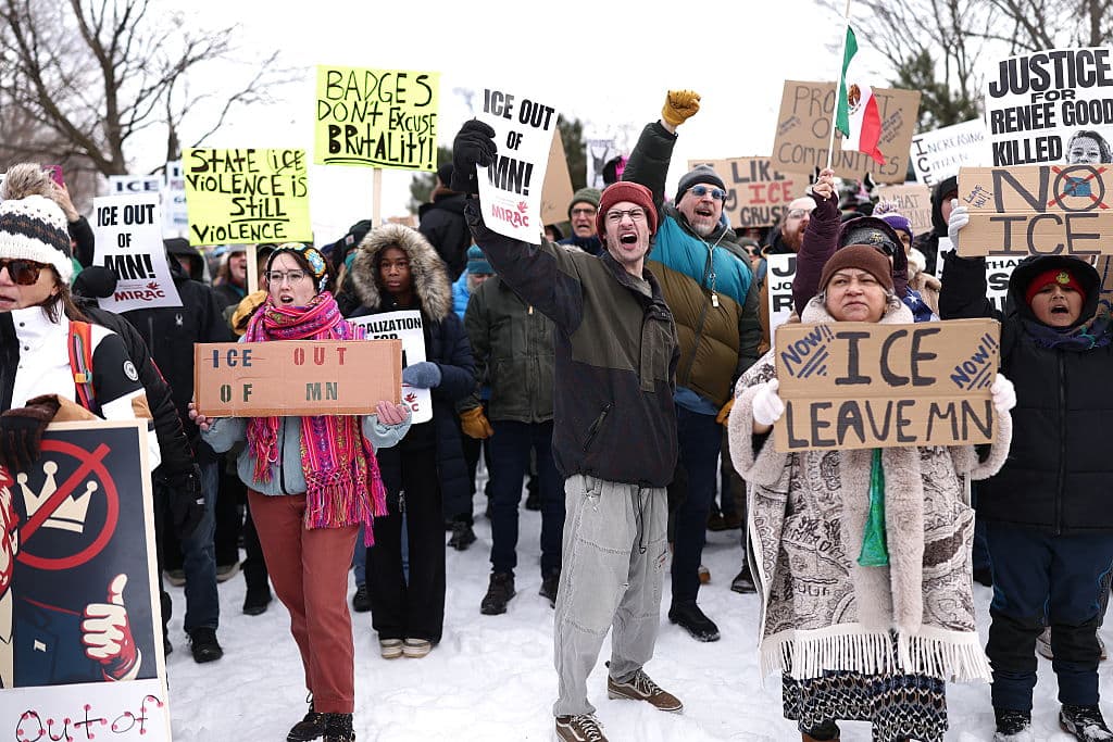 Protestas contra el ICE tras el tiroteo mortal de Renee Nicole Good en Minneapolis, Minnesota, el 10 de enero de 2026. Un agente del Servicio de Inmigración y Control de Aduanas (ICE) de EE. UU. disparó y mató a Renee Nicole Good, de 37 años, en las calles de Minneapolis el 7 de enero, lo que provocó multitudinarias protestas e indignación por parte de los líderes locales, quienes rechazaron las acusaciones de la Casa Blanca de que era una terrorista doméstica. (Foto de CHARLY TRIBALLEAU / AFP vía Getty Images)