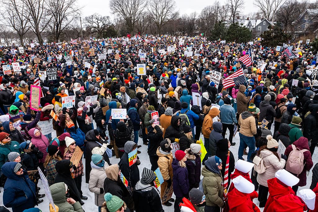 <em>Manifestantes protestan por la llegada de agentes federales a la ciudad y para recordar a Renee Nicole Good en el Parque Powderhorn el 10 de enero de 2026 en Minneapolis, Minnesota, tras su muerte por el disparo de un agente de inmigración durante un incidente en Minneapolis el 7 de enero. (Foto de Stephen Maturen/Getty Images)</em>