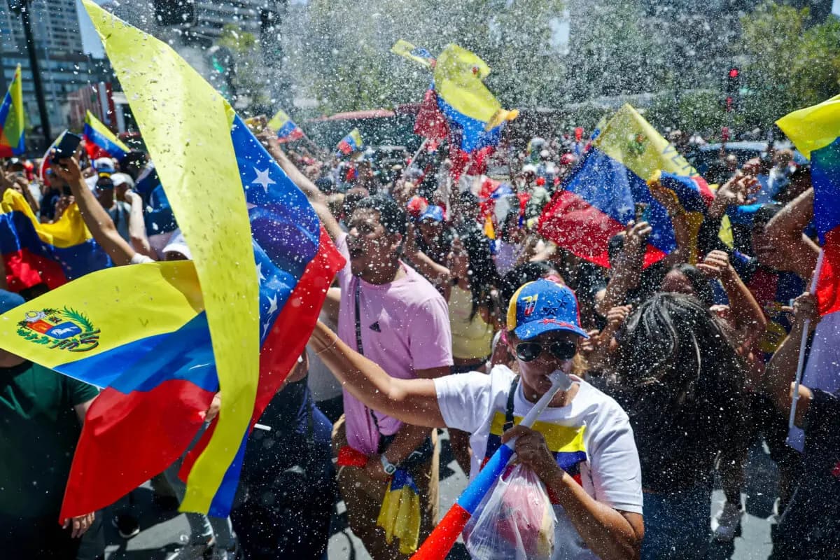 Migrantes venezolanos celebran después de que las fuerzas estadounidenses capturaran al líder venezolano Nicolás Maduro, en Santiago de Chile, el 3 de enero de 2026. (Javier Torres/AFP vía Getty Images)