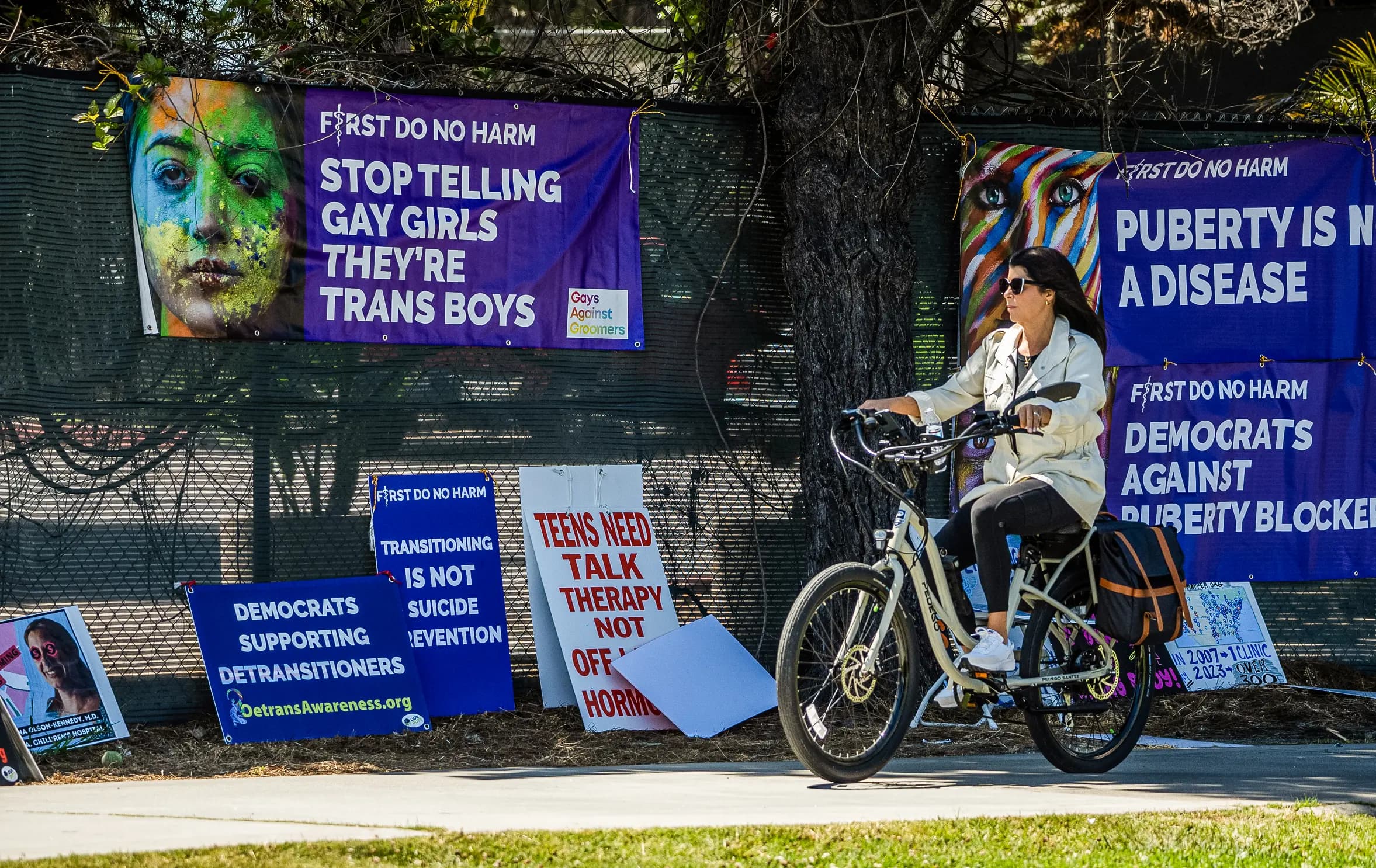 Los defensores de la des-transición se reúnen fuera de la conferencia anual de la Sociedad de Endocrinología Pediátrica celebrada en San Diego el 6 de mayo de 2023. (John Fredricks/The Epoch Times).