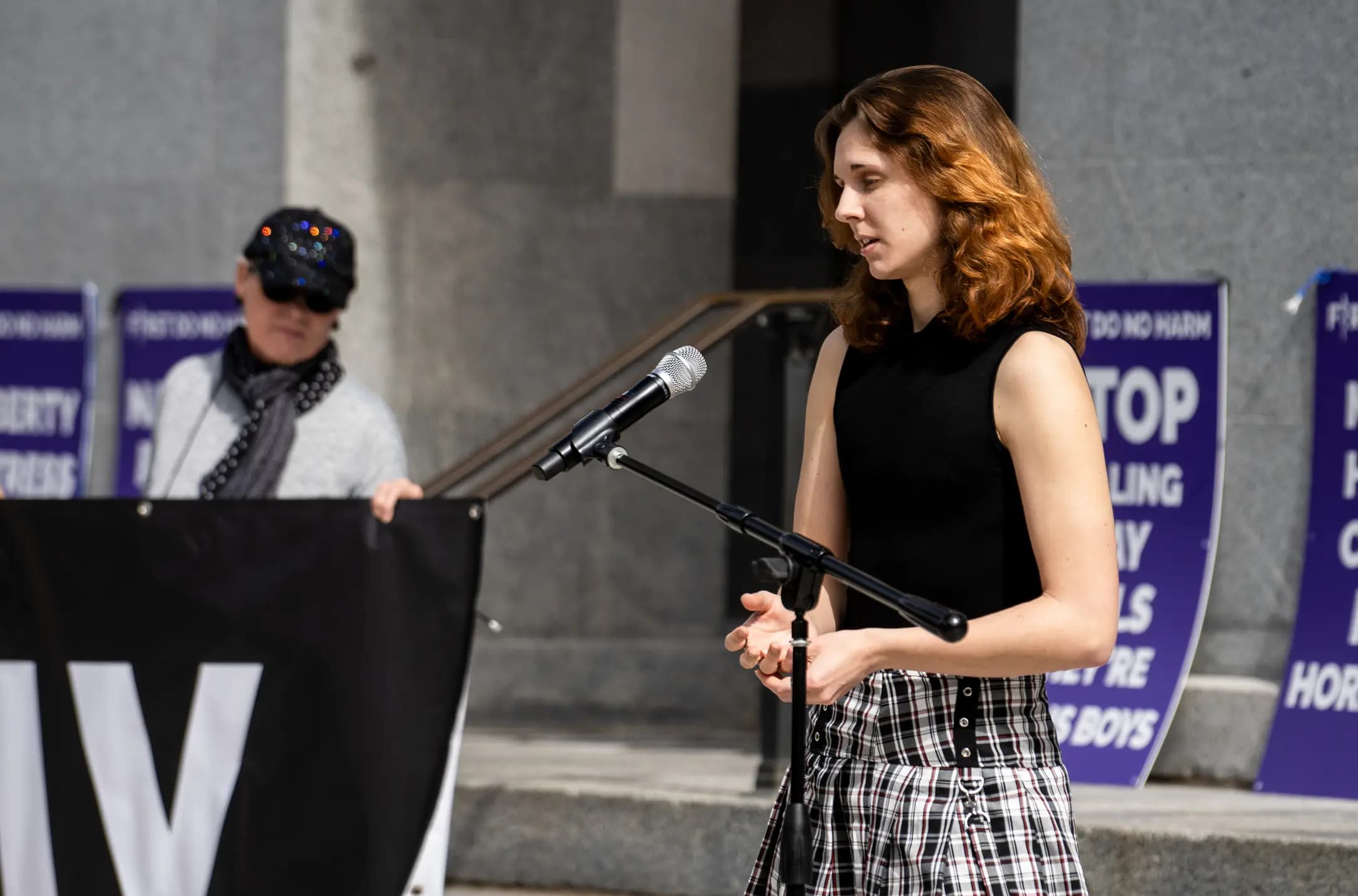 Luka Hein, persona que ha revertido su transición, habla en el edificio del Capitolio del Estado de California en Sacramento, California, el 28 de marzo de 2023. (John Fredricks/The Epoch Times).