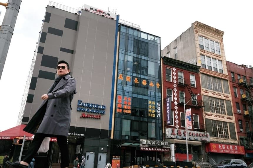 La gente pasa junto a un edificio (en el centro) que se sospecha que se utiliza como comisaría secreta con el fin de reprimir a los disidentes que viven en Estados Unidos en nombre del régimen chino, situado en el bajo Manhattan, en la ciudad de Nueva York, el 18 de abril de 2023. (Spencer Platt/Getty Images)