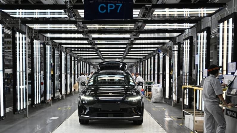 La UE y China presentan lineamientos para resolver disputa por subsidios chinos a vehículos eléctricos