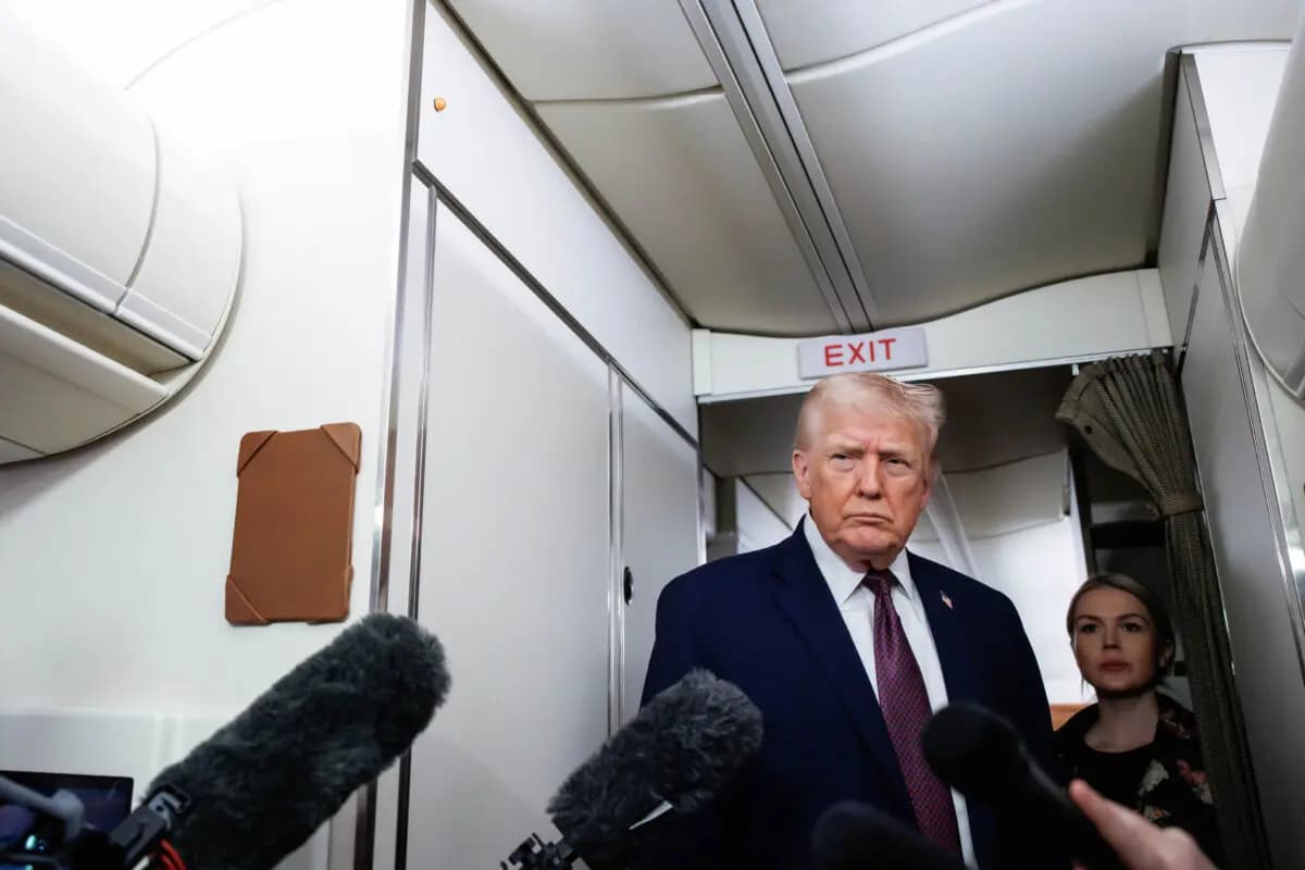 <em>El presidente Donald Trump responde preguntas de la prensa a bordo del Air Force One el 11 de enero de 2026. (Samuel Corum/Getty Images)</em>