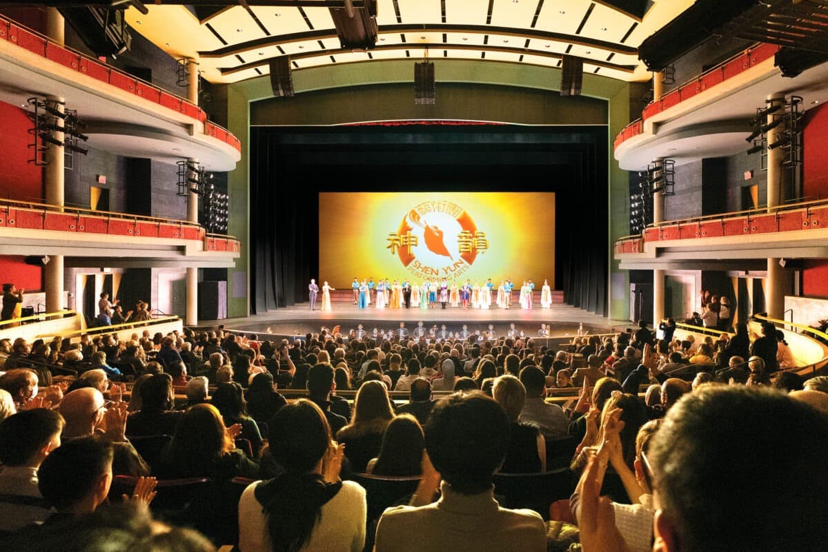 Saludo final en la representación de Shen Yun Performing Arts en el Living Arts Centre de Mississauga, Ontario, el 25 de marzo de 2022. (The Epoch Times).
