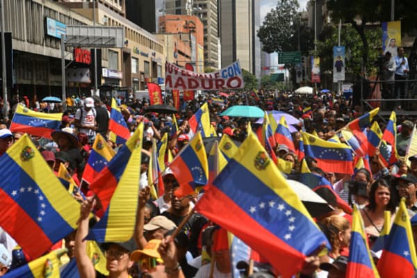 Partidarios del Gobierno asisten a una manifestación un día después de la captura de Nicolás Maduro por las fuerzas estadounidenses el 4 de enero de 2026 en Caracas, Venezuela. (Carlos Becerra/Getty Images).