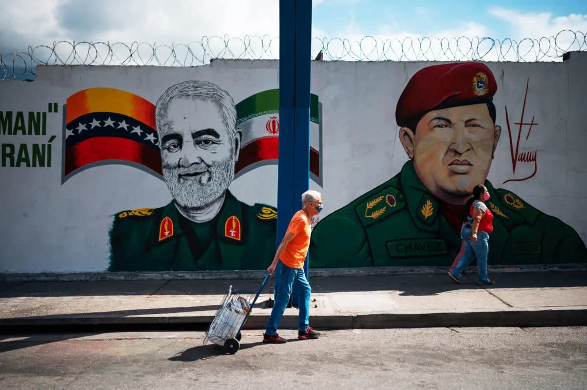 La gente pasa junto a un mural que representa al general iraní asesinado Qasem Soleimani (izquierda) junto al líder venezolano Hugo Chávez (derecha), en Caracas, Venezuela, el 4 de enero de 2023. (Federico Parra/AFP a través de Getty Images).