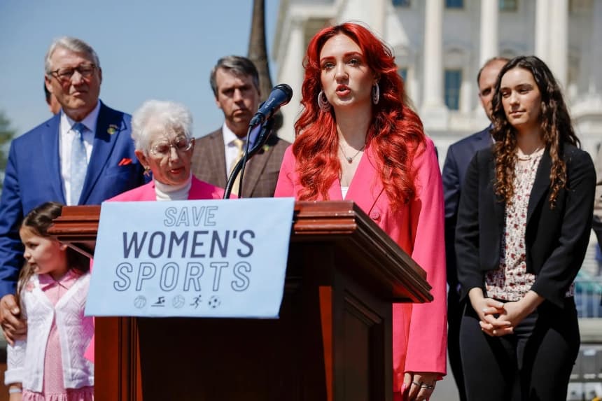 La atleta de pista y campo Selina Soule habla en una manifestación para celebrar la aprobación por parte de la Cámara de Representantes de la Ley de Protección de las Mujeres y las Niñas en el Deporte, frente al Capitolio de Estados Unidos, el 20 de abril de 2023. Soule dijo que tuvo que competir contra dos hombres durante sus cuatro años de instituto en Connecticut. (Chip Somodevilla/Getty Images)