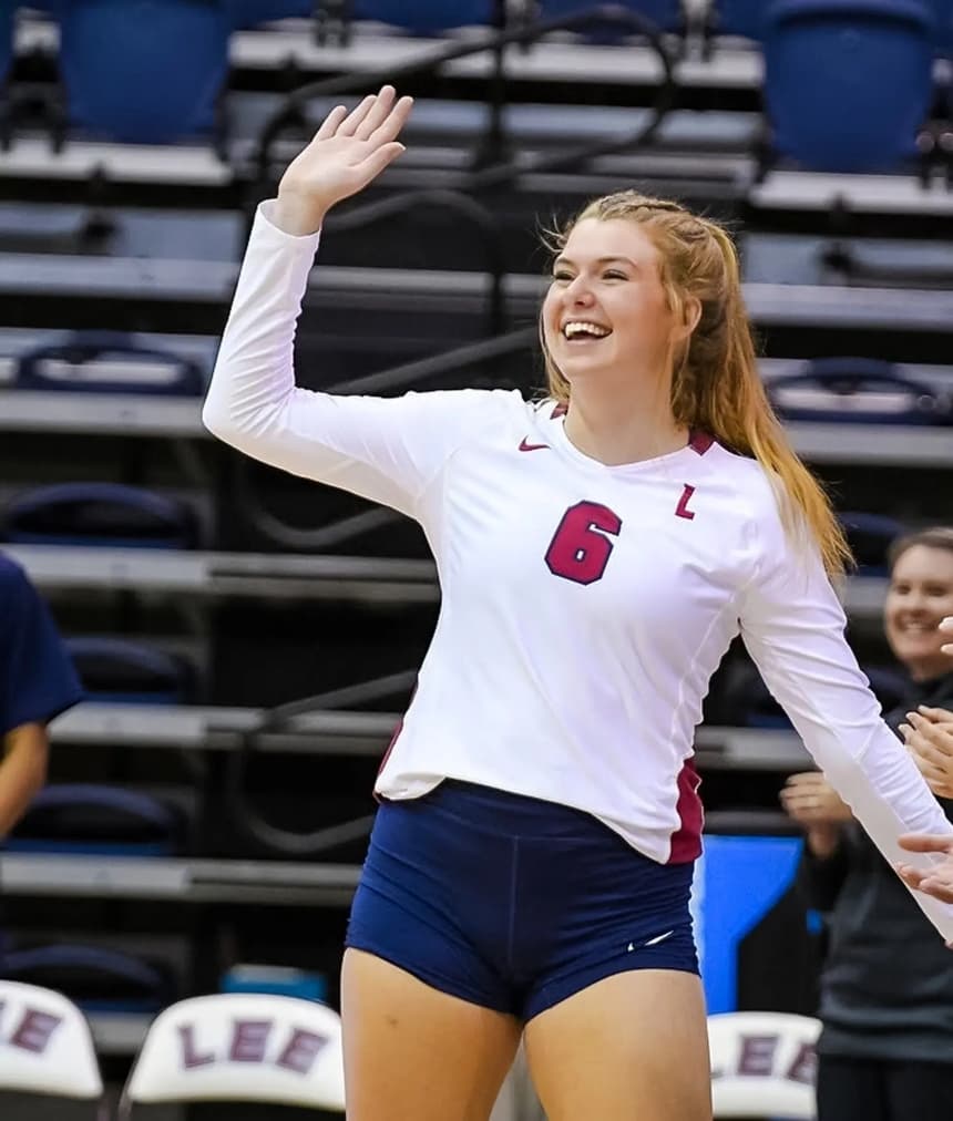 Macy Petty en la Universidad Lee de Cleveland, Tennessee, en octubre de 2021. Petty se entrenó en voleibol durante siete años y, en 2018, ya había competido en cientos de partidos en todo el país. (Cortesía de Macy Petty)