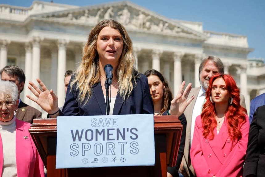 La estudiante y atleta de la Universidad Lee, Macy Petty, habla en una manifestación para celebrar la aprobación por parte de la Cámara de Representantes de la Ley de Protección de las Mujeres y las Niñas en el Deporte, frente al Capitolio de Estados Unidos, el 20 de abril de 2023. En un evento de reclutamiento universitario, Petty se sorprendió cuando entró en la cancha de voleibol y vio que le habían emparejado con un hombre. (Chip Somodevilla/Getty Images)