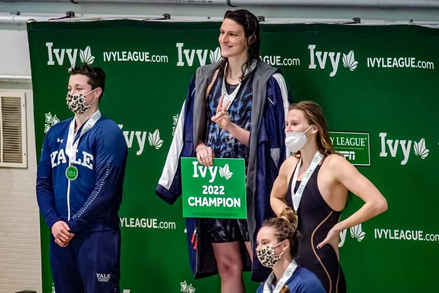 Los nadadores transgénero Lia Thomas (2.° por la izquierda) de la Universidad de Pensilvania e Iszac Henig (izquierda) de la Universidad de Yale posan con sus medallas tras terminar primero y segundo en los 100 yardas libres en el Campeonato Femenino de Natación y Saltos de la Ivy League 2022 en la Universidad de Harvard en Cambridge, Massachusetts, el 19 de febrero de 2022. (Joseph Prezioso/Getty Images)