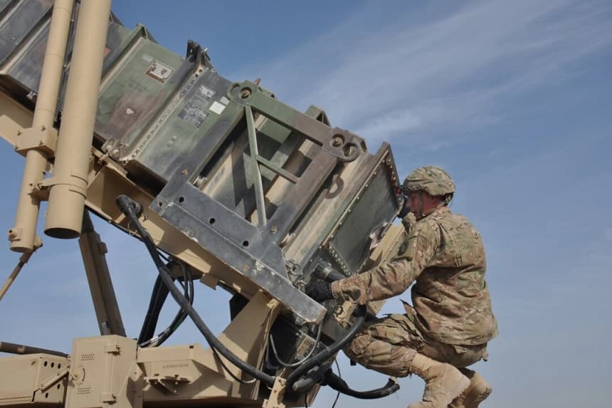 Un soldado estadounidense asignado al Regimiento de Artillería de Defensa Aérea 1-62 Delta Battery Patriot en un lanzador Patriot en la base aérea de Al Udeid, Qatar, el 4 de marzo de 2015. (Sargento técnico James Hodgman/Fuerza Aérea de Estados Unidos a través de DVIDS)