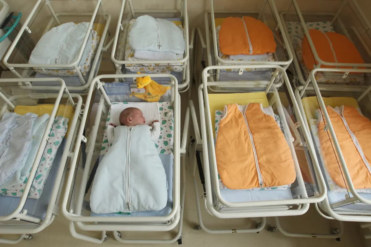 Un bebé recién nacido en una sala de maternidad, en una fotografía de archivo sin fecha. (Sean Gallup/Getty Images).