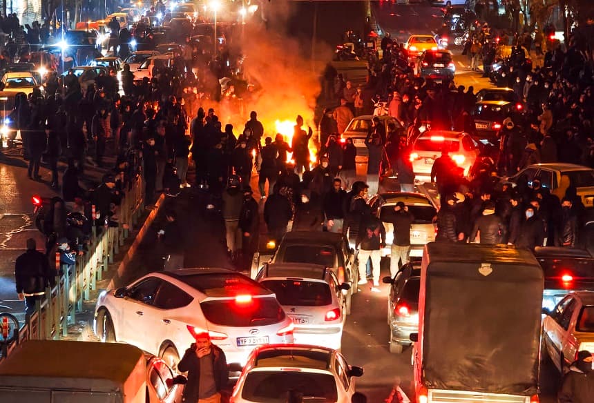 La gente se reúne durante una protesta el 8 de enero de 2026 en Teherán, Irán. (Anónimo/Getty Images)