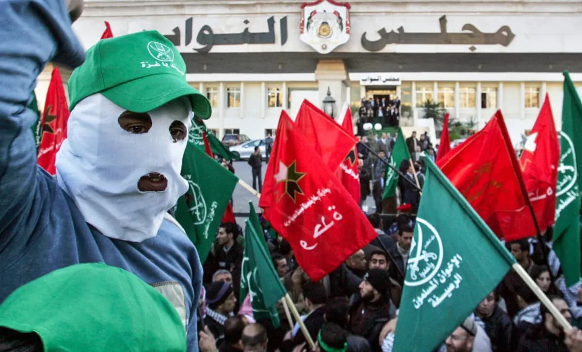 Manifestantes jordanos ondeando banderas verdes de la Hermandad Musulmana y otras pancartas gritan consignas contra Israel durante una manifestación masiva celebrada frente al edificio del Parlamento en Ammán, Jordania, en esta foto de archivo. (Khalil Mazraawi/AFP vía Getty Images)