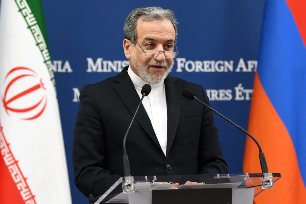 El ministro de Asuntos Exteriores iraní, Abbas Araghchi, asiste a una rueda de prensa en Ereván, Armenia, el 25 de marzo de 2025. (Karen Minasyan/AFP).