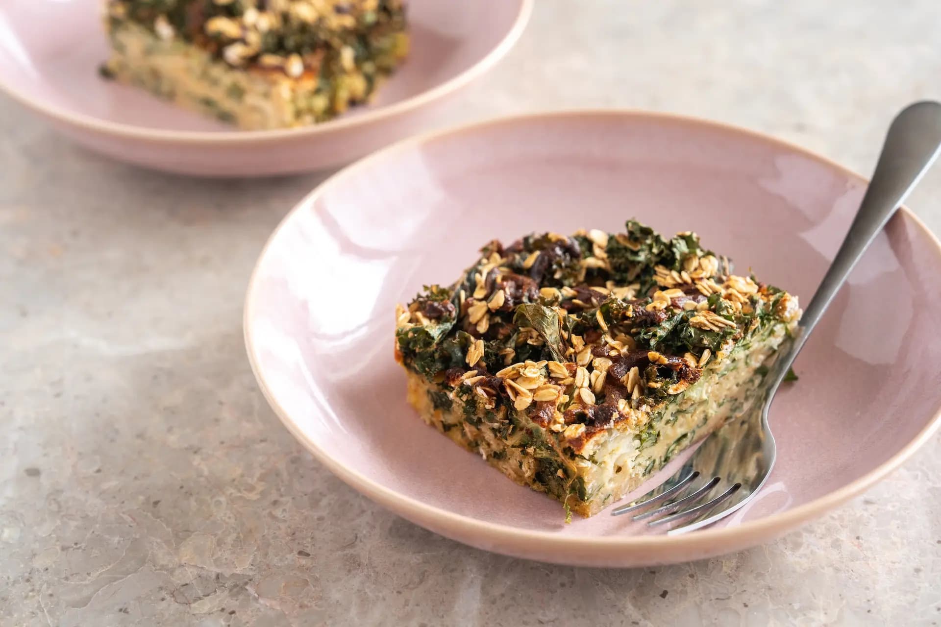 <em>Huevos horneados con col rizada y queso. (Samira Bouaou/The Epoch Times)</em>