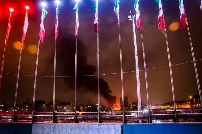 Iraníes se reúnen mientras bloquean una calle durante una protesta en Teherán, Irán, el 9 de enero de 2026. Las protestas a nivel nacional comenzaron en el Gran Bazar de Teherán contra las políticas económicas fallidas a finales de diciembre de 2025, se extendieron a las universidades y otras ciudades, y se ampliaron a un descontento más generalizado con el régimen. (Khoshiran/Middle East Images/AFP a través de Getty Images)