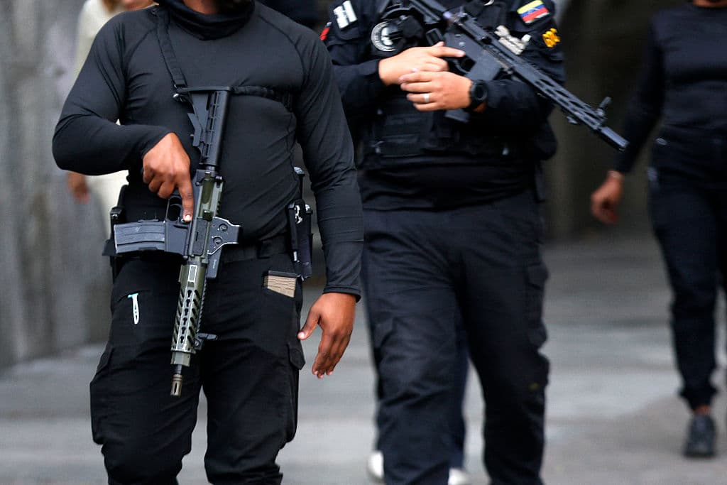 <em>Miembros de la Dirección Nacional de Contrainteligencia Militar de Venezuela caminan cerca del palacio presidencial de Miraflores en Caracas el 3 de enero de 2026, después de que fuerzas estadounidenses capturaran al presidente venezolano, Nicolás Maduro. El presidente Donald Trump dijo el sábado que las fuerzas estadounidenses capturaron a Maduro en la capital, Caracas. (Foto de Pedro MATTEY / AFP vía Getty Images)</em>